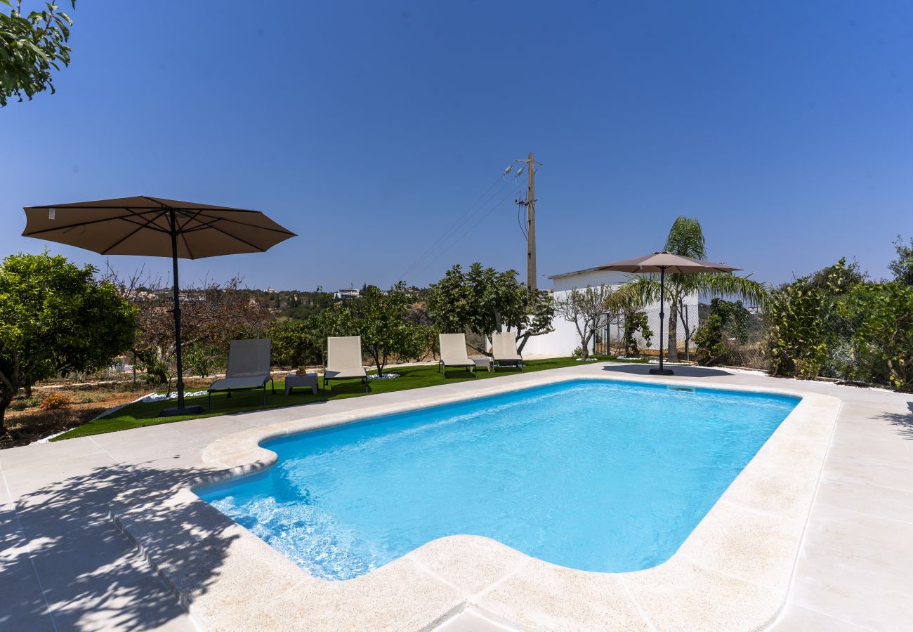 Casa en Albufeira - #373 Charming 4BR Villa with Spacious Garden & BBQ
