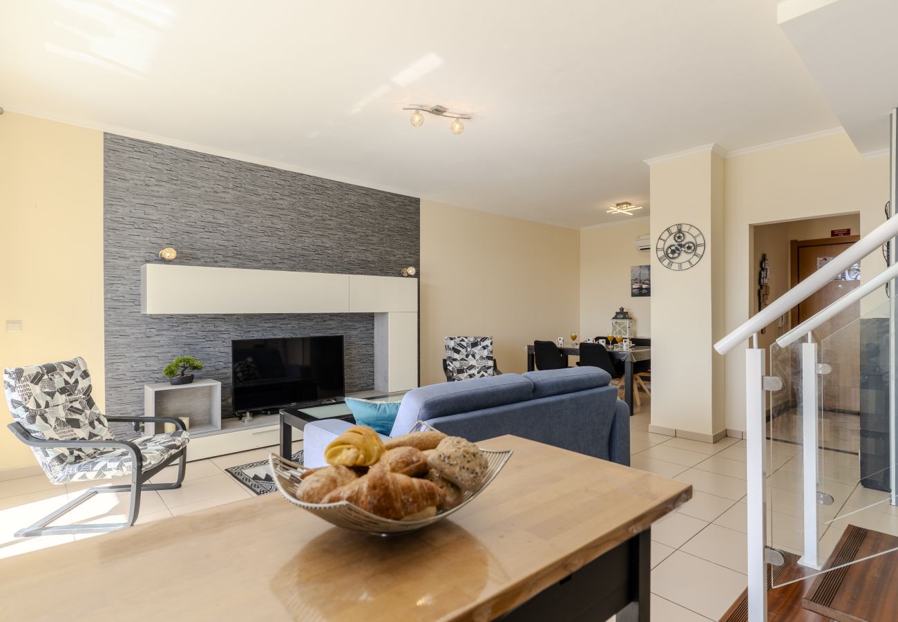 Apartamento en Albufeira - #418 Cozy & Bright Apartment | Spacious Retreat with Shared Pool