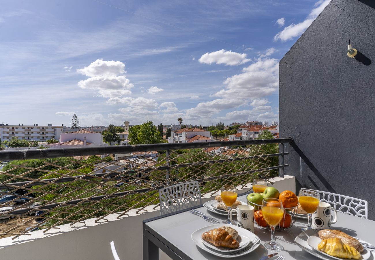 Apartamento en Albufeira - #418 Cozy & Bright Apartment | Spacious Retreat with Shared Pool