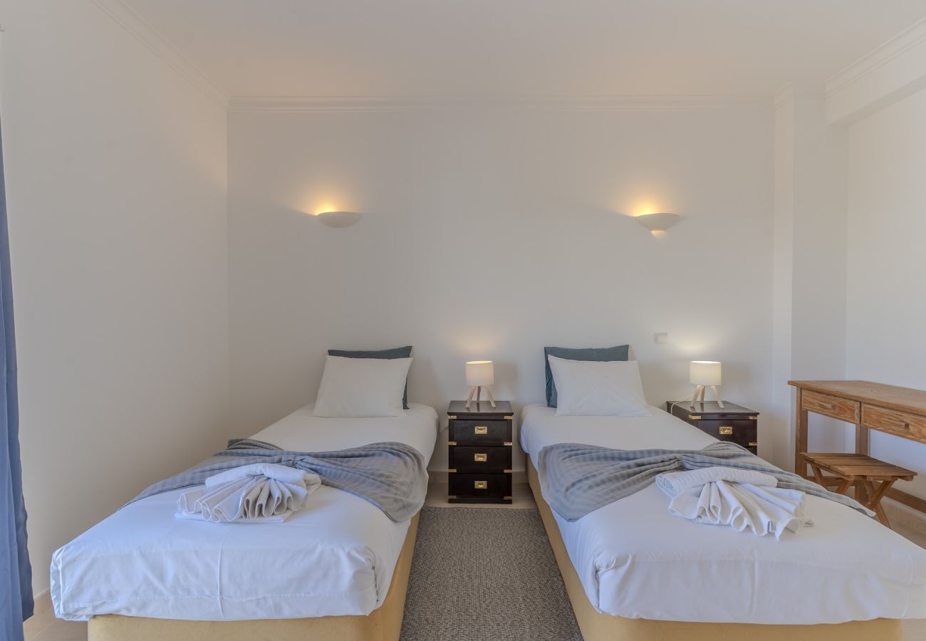 Maison mitoyenne à Albufeira - #375 Spacious Townhouse with Pool, BBQ & Parking 