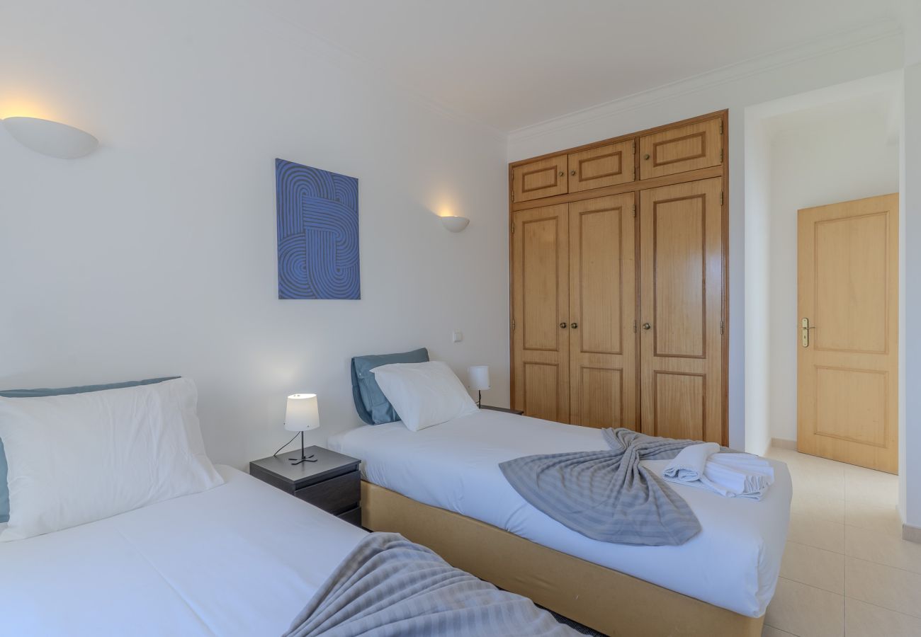 Maison mitoyenne à Albufeira - #375 Spacious Townhouse with Pool, BBQ & Parking 