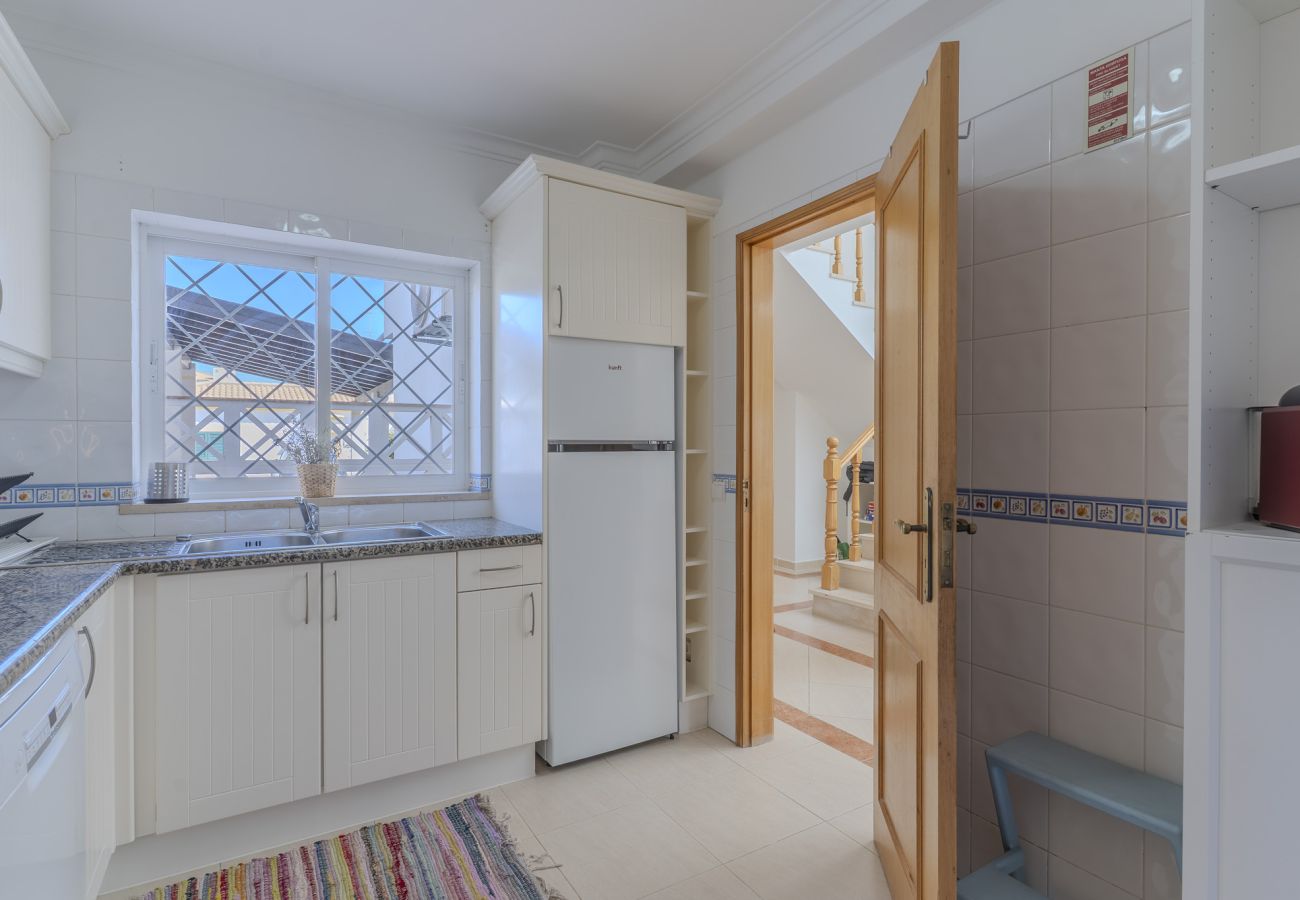 Maison mitoyenne à Albufeira - #375 Spacious Townhouse with Pool, BBQ & Parking 