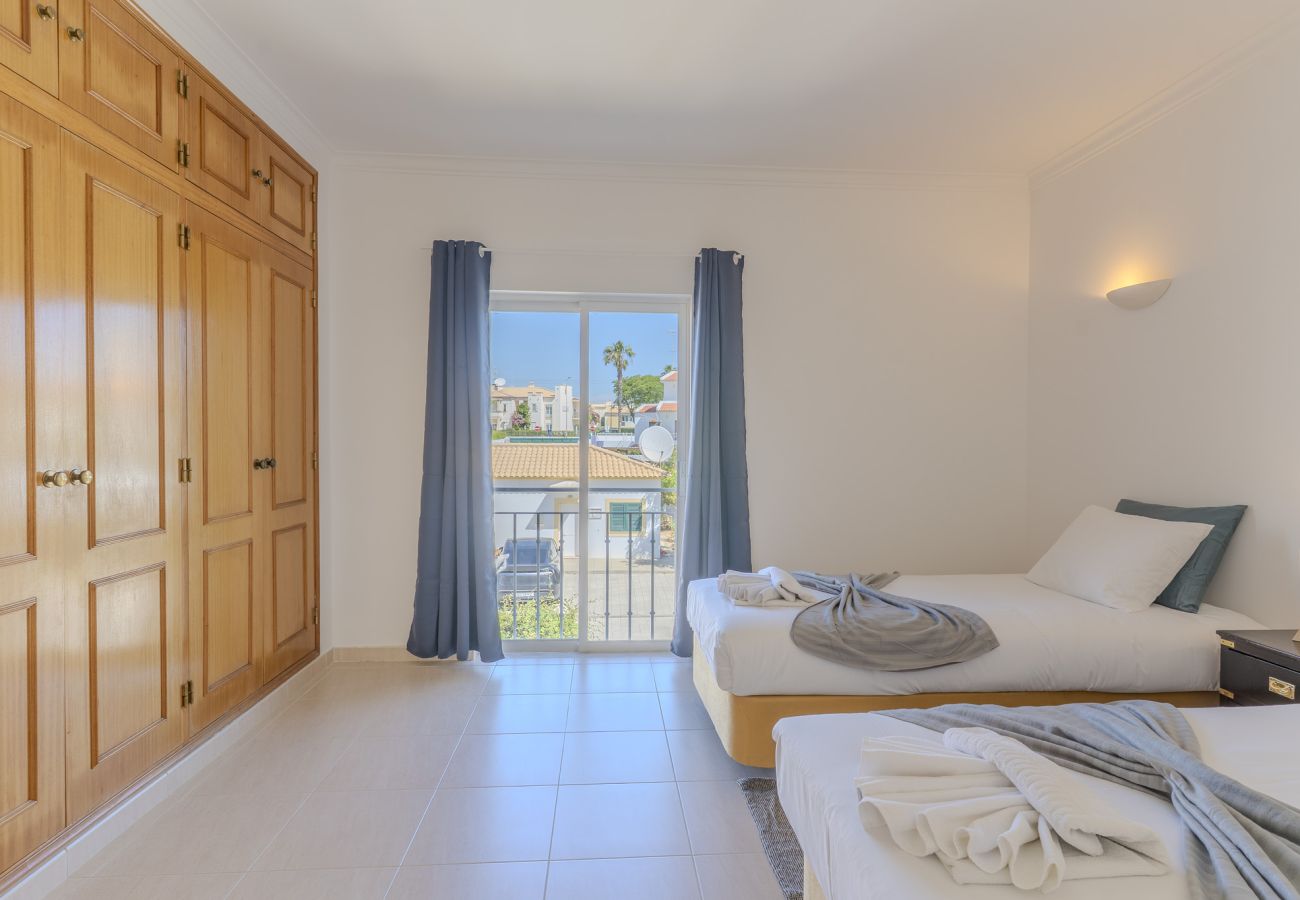 Maison mitoyenne à Albufeira - #375 Spacious Townhouse with Pool, BBQ & Parking 