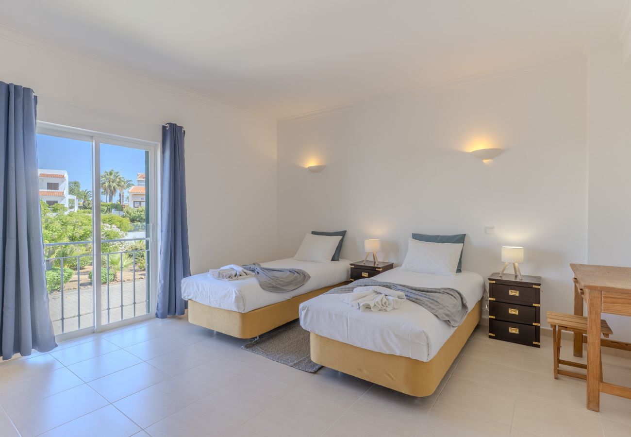 Maison mitoyenne à Albufeira - #375 Spacious Townhouse with Pool, BBQ & Parking 