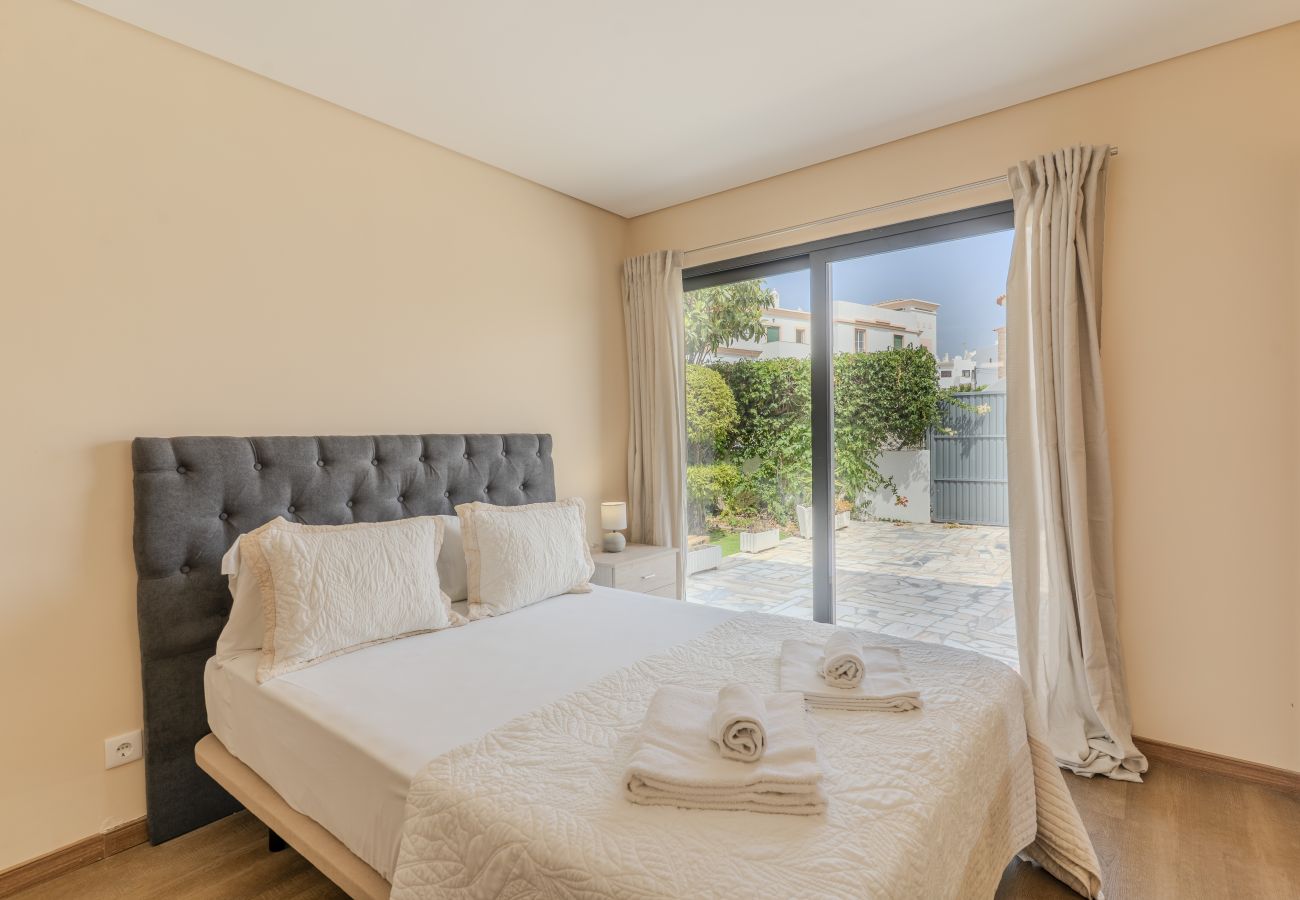 Appartement à Albufeira - #390 New town  Apartment with share pool 