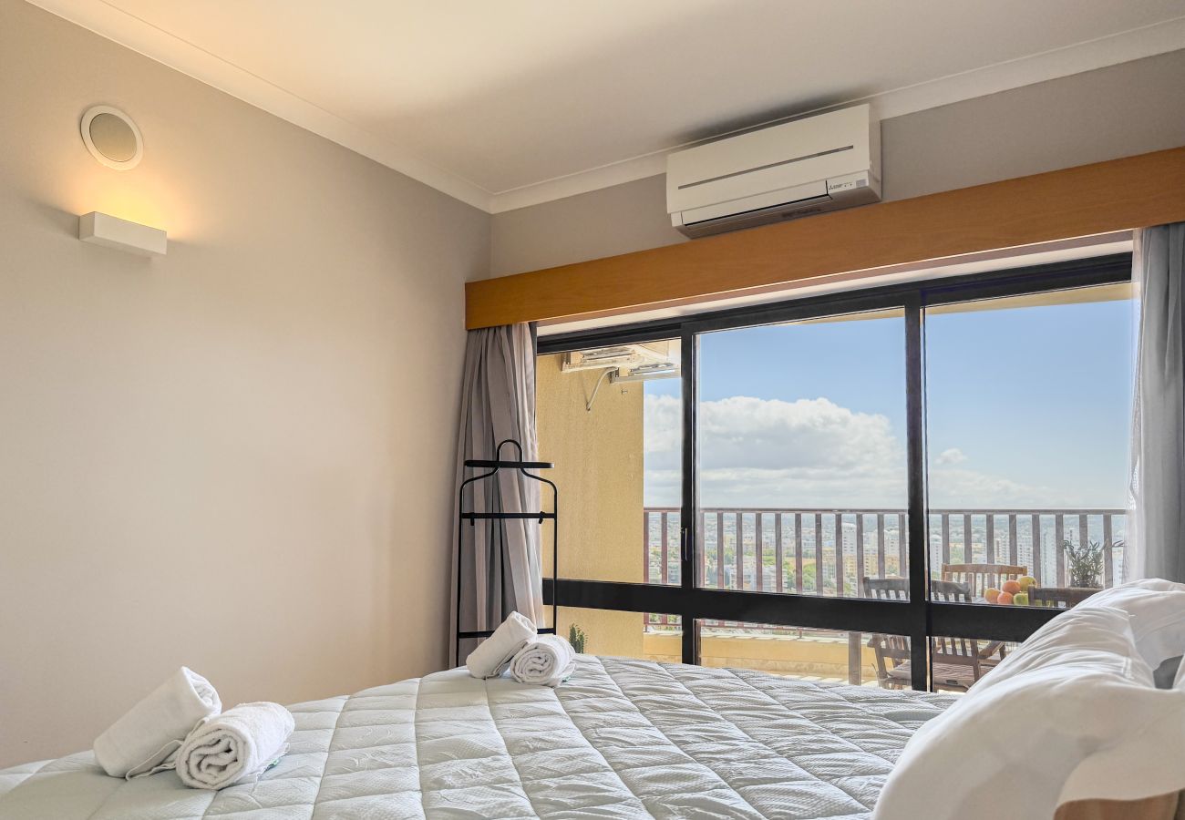 Appartement à Portimão - #357 Sea View Escape in Portimão | Pool & Spacious Balconyol