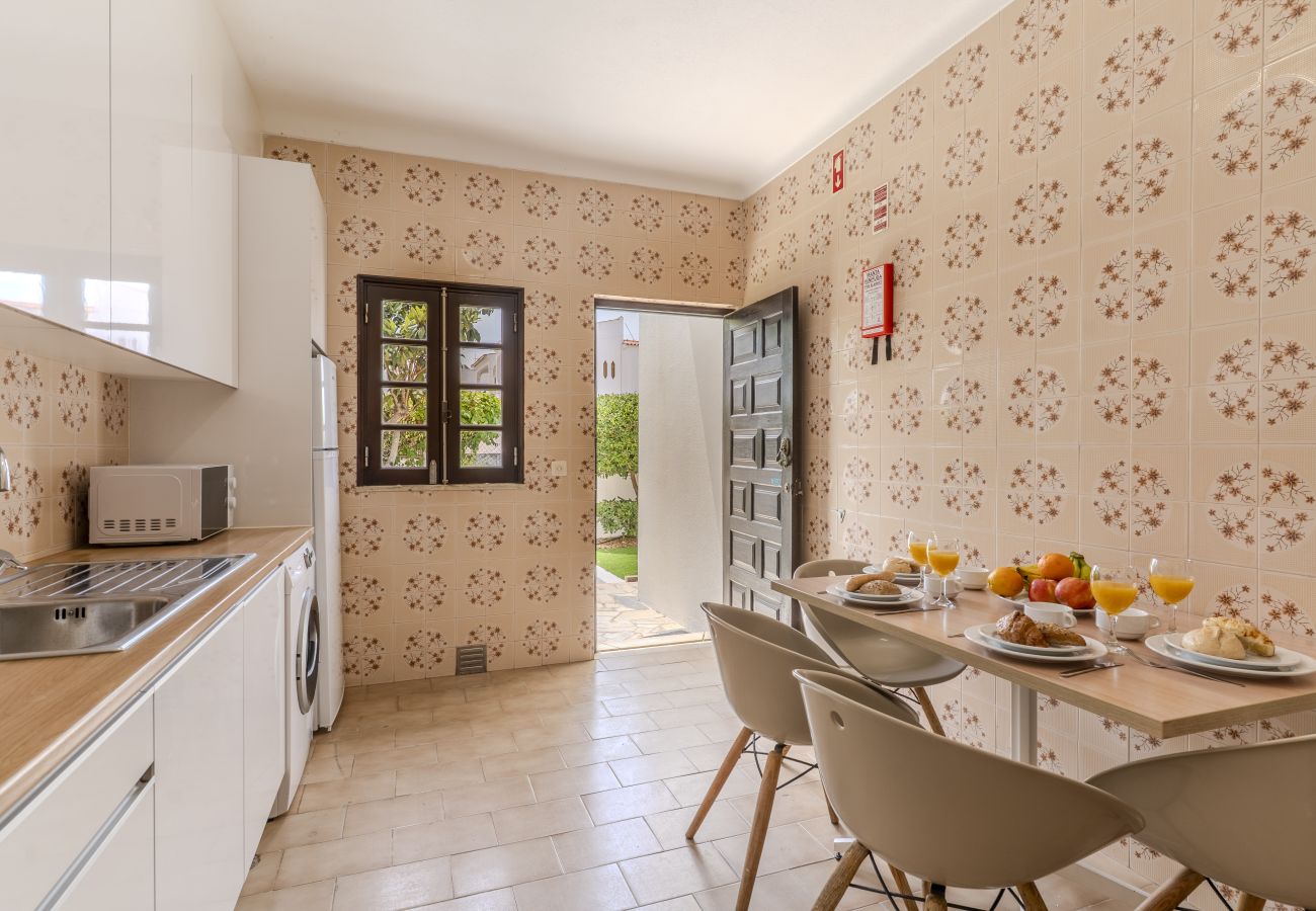 Villa à Albufeira - #392 Spacious 4BR Villa in Albufeira | Shared Pool