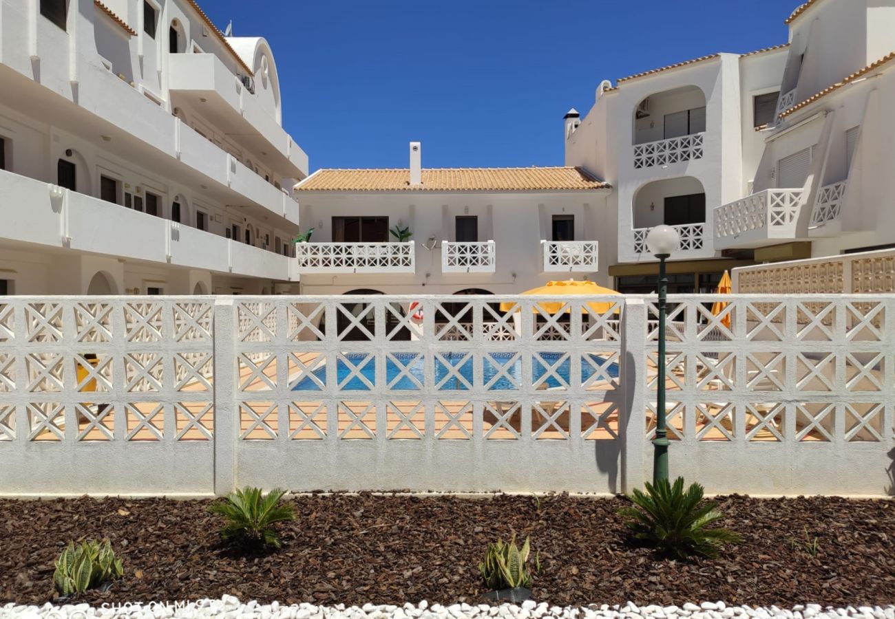 Appartement à Albufeira - #406 Modern 1BR with Pool | Near Oura Strip