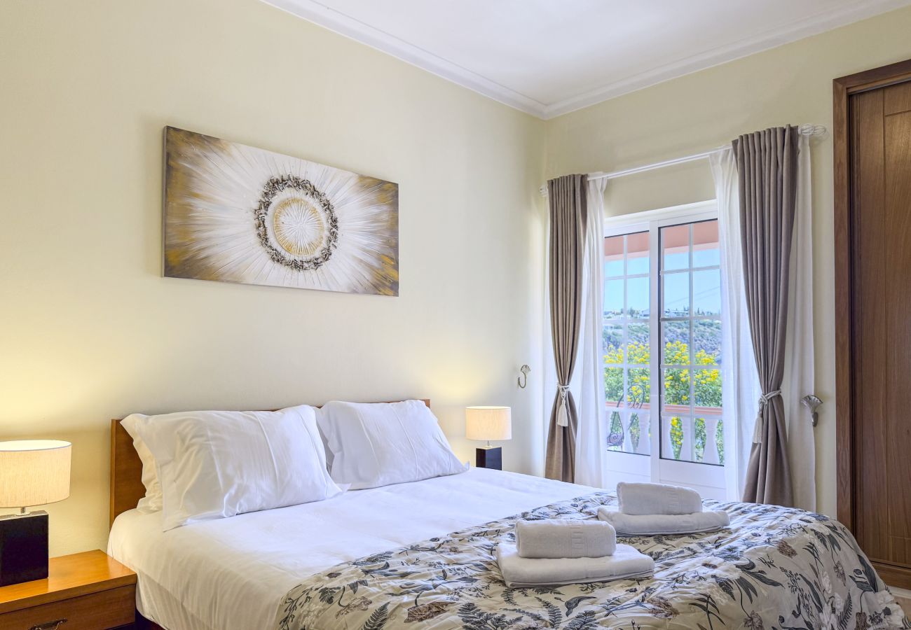 Maison à Albufeira - #373 Charming 4BR Villa with Spacious Garden & BBQ