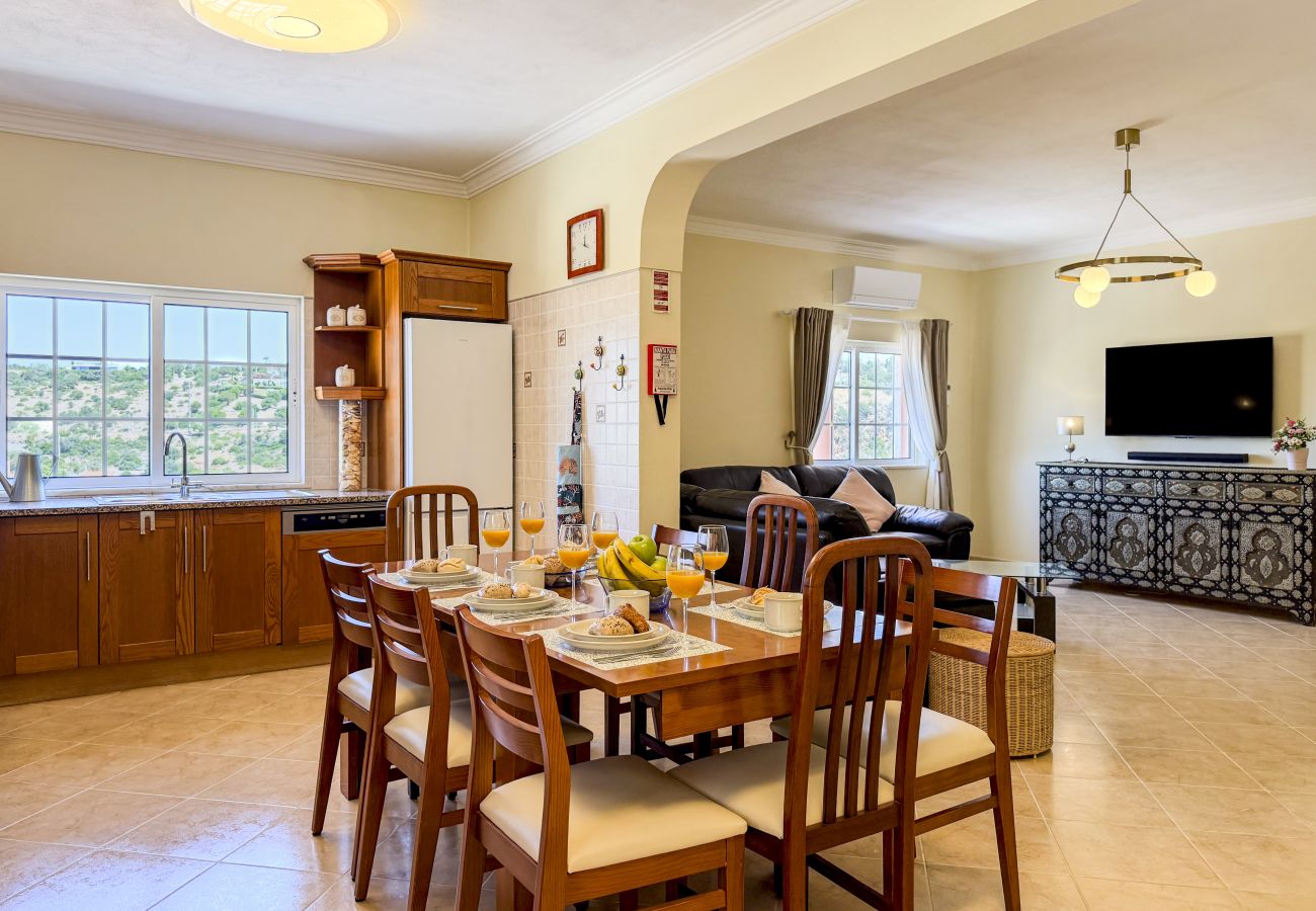 Maison à Albufeira - #373 Charming 4BR Villa with Spacious Garden & BBQ