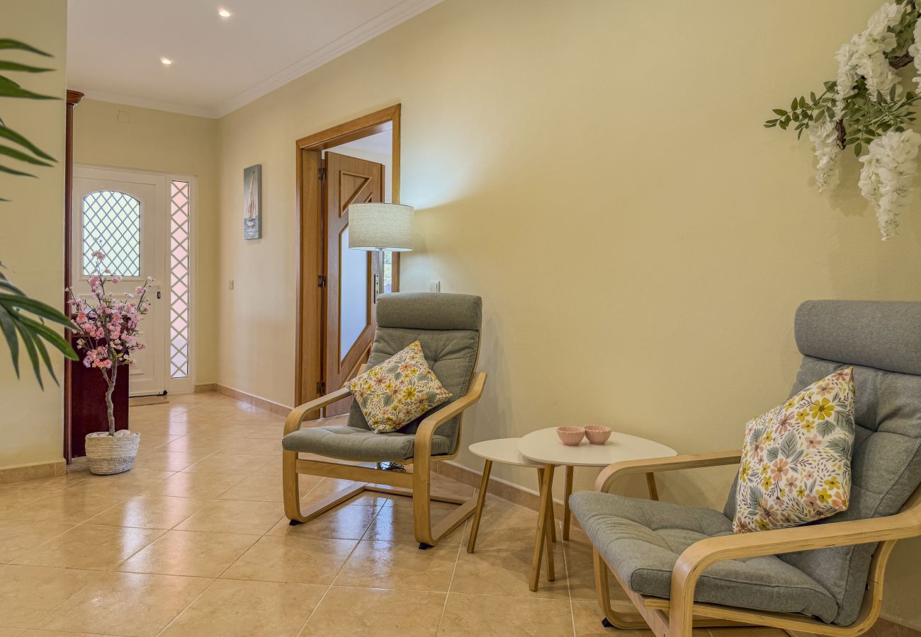 Maison à Albufeira - #373 Charming 4BR Villa with Spacious Garden & BBQ
