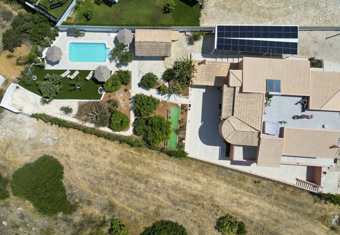 Maison à Albufeira - #373 Charming 4BR Villa with Spacious Garden & BBQ