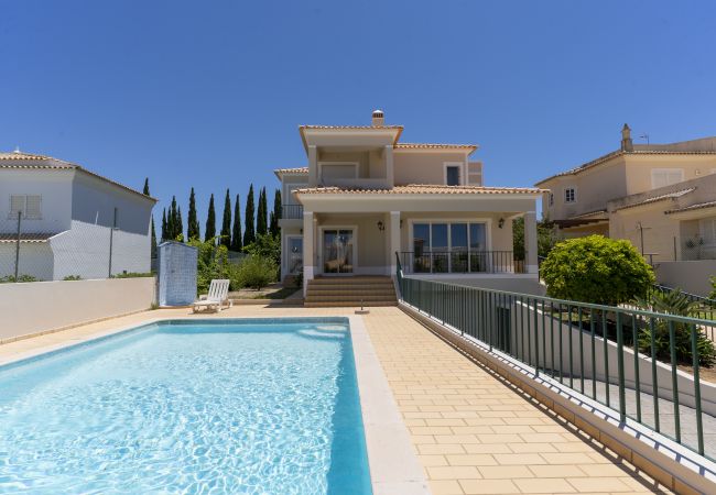 Villa à Albufeira - #416 Spacious Villa | Private Pool, BBQ & Parking