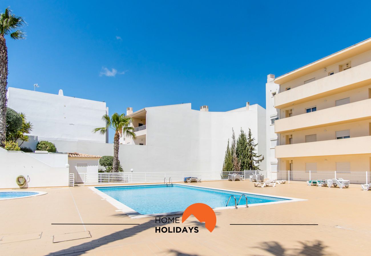 Zona exterior com piscina partilhada