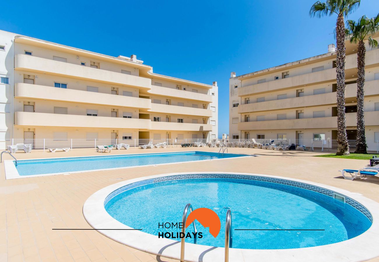 Zona exterior com piscina partilhada 