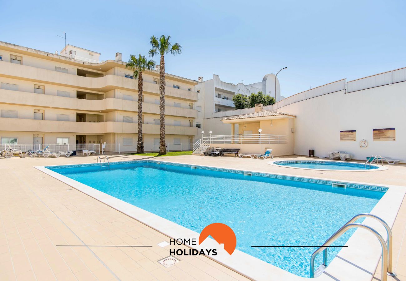 Zona exterior com piscina partilhada 