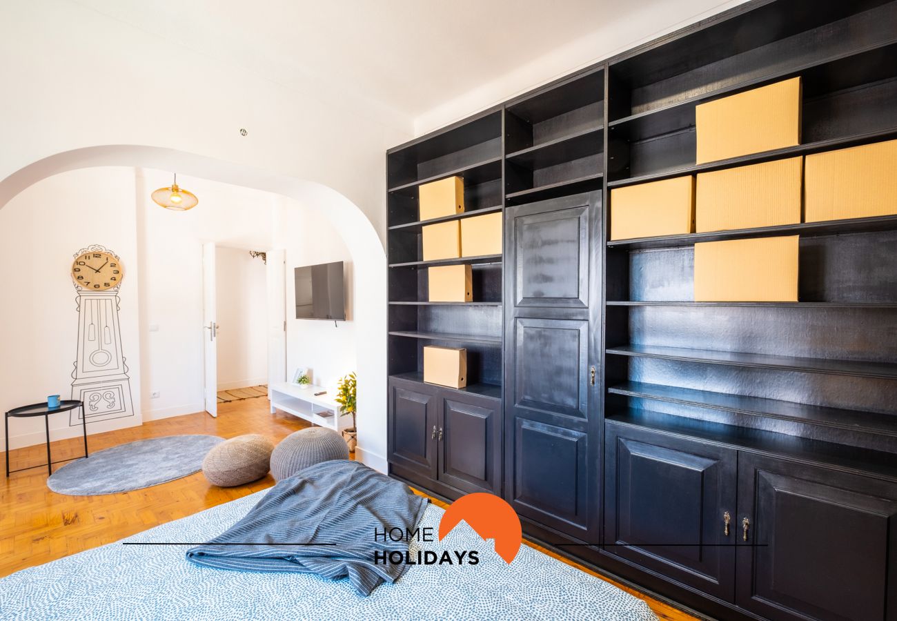 Quarto com cama de casal confortável com decoração simples