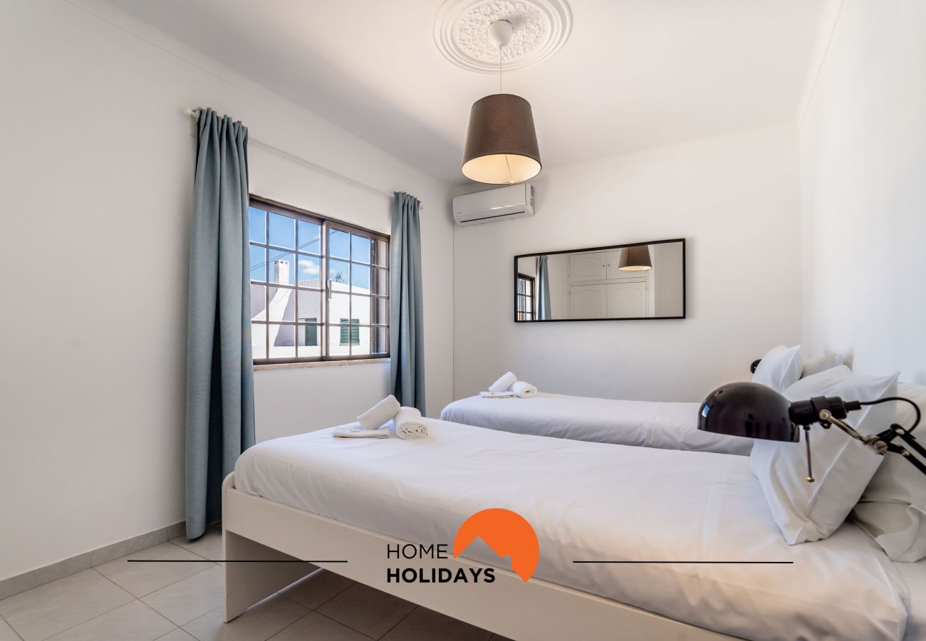 Quarto luminoso bem decorado com ar condicionado 