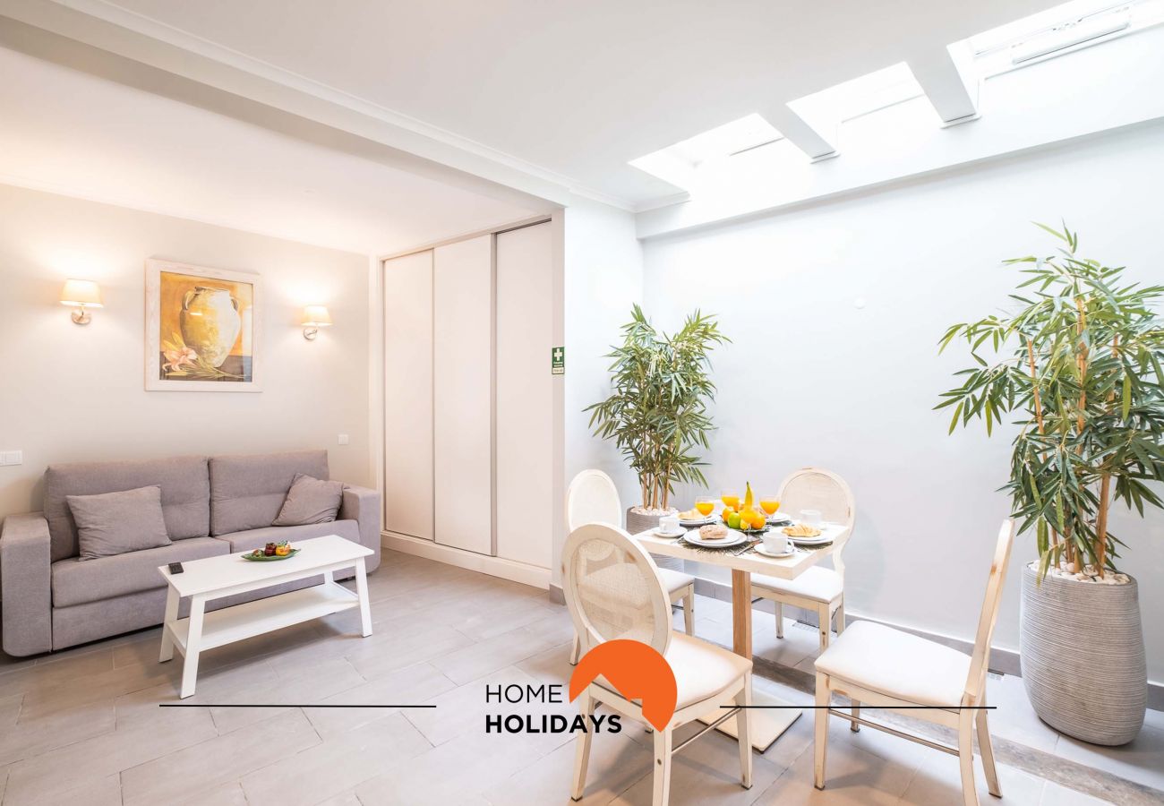 Decoração moderna, iluminado e aconchegante.