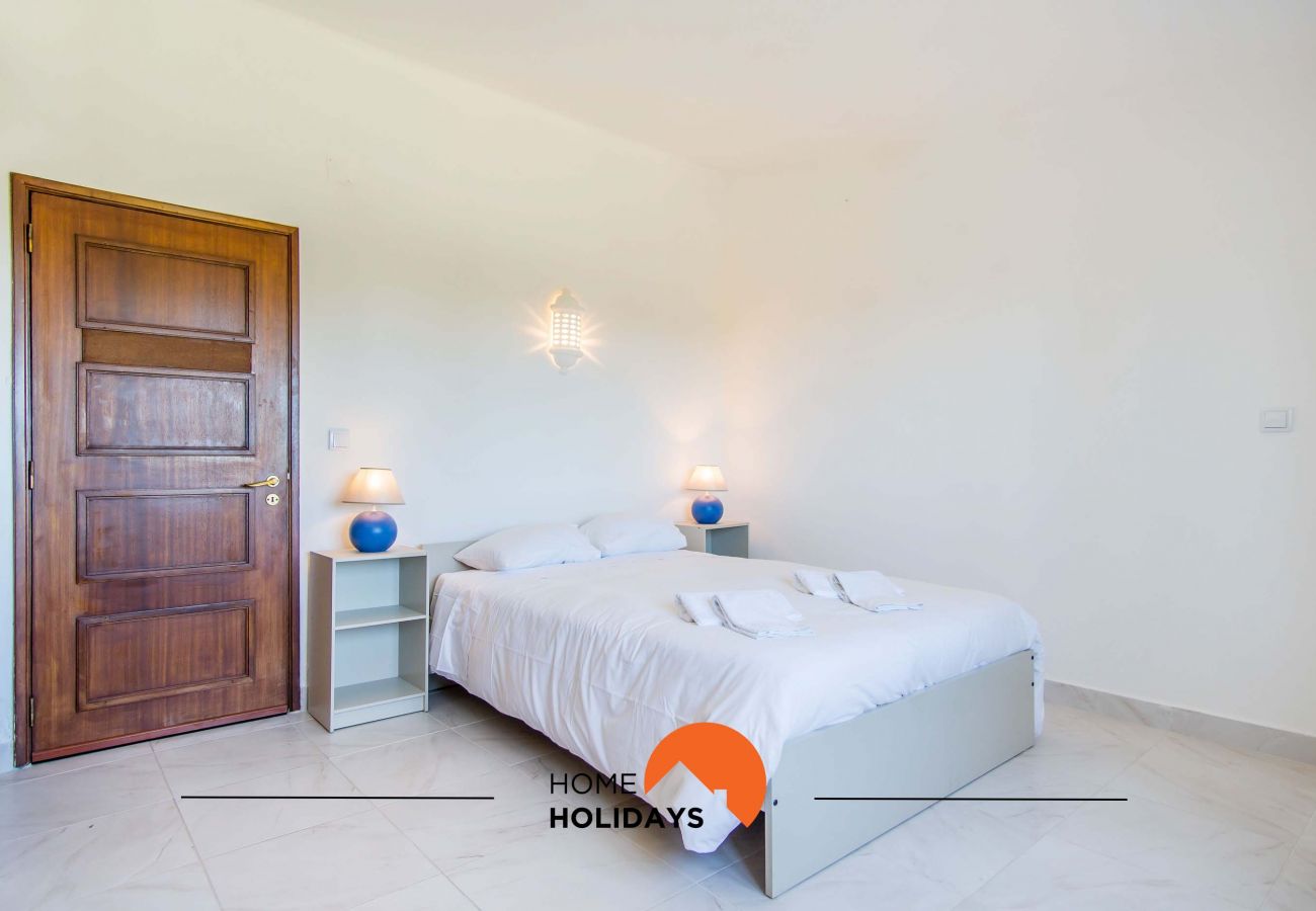 Quarto com cama de casal espaçoso 