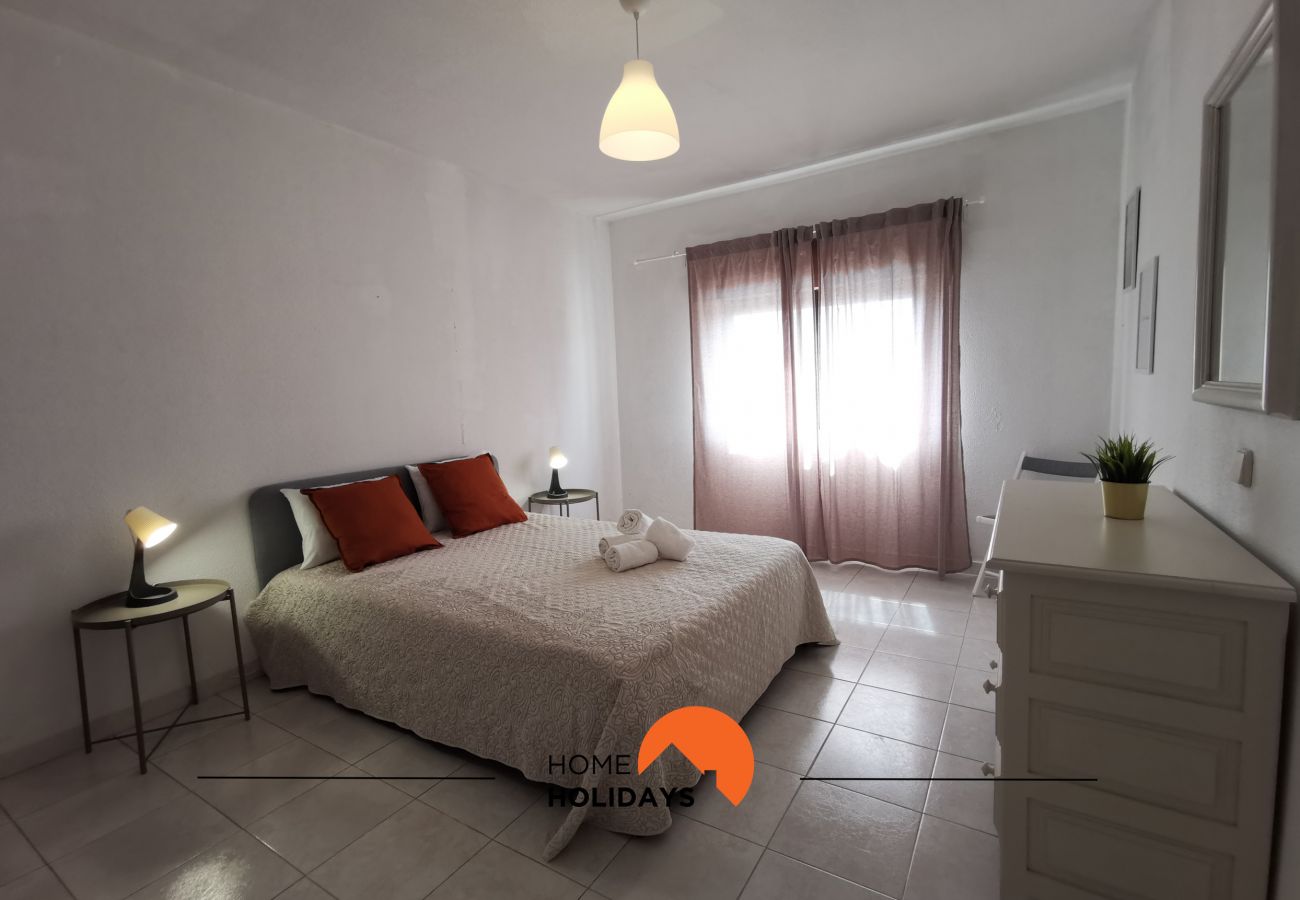 Cama de casal com cômoda