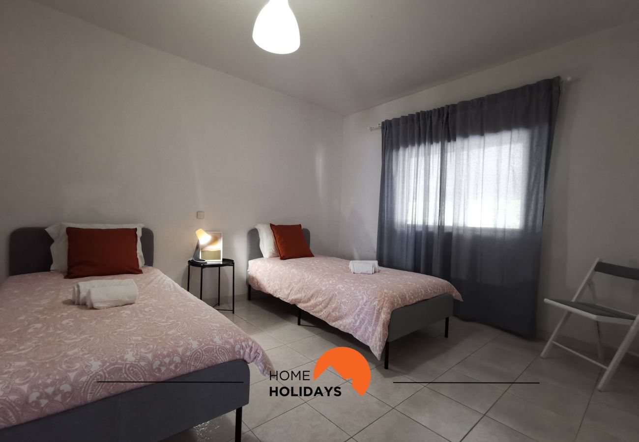 Quarto com duas camas de solteiro