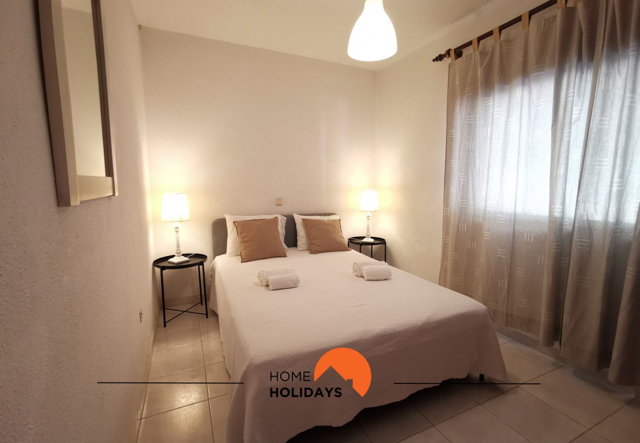Cama de casal com decoração simples 