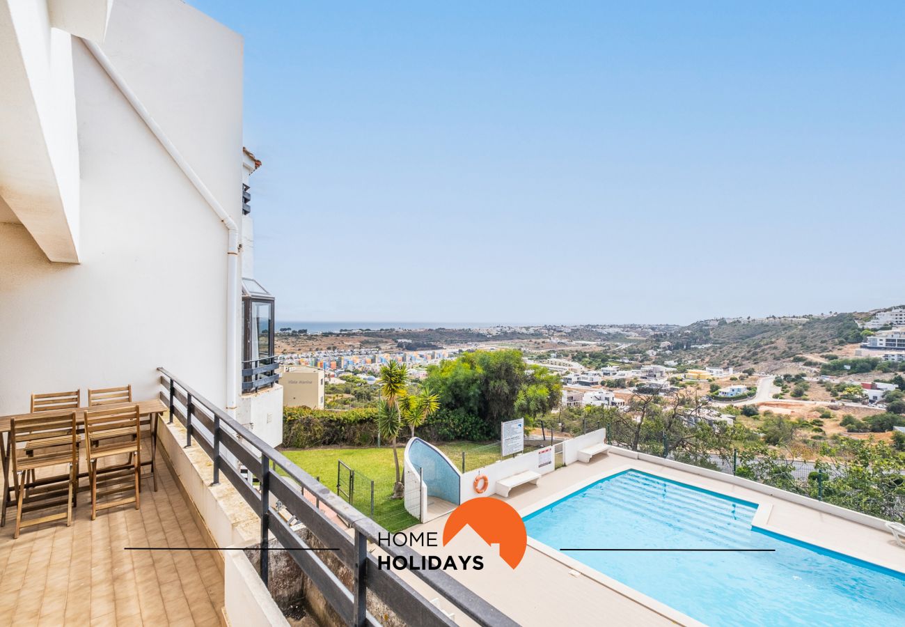 Terraço vista para piscina e mar 