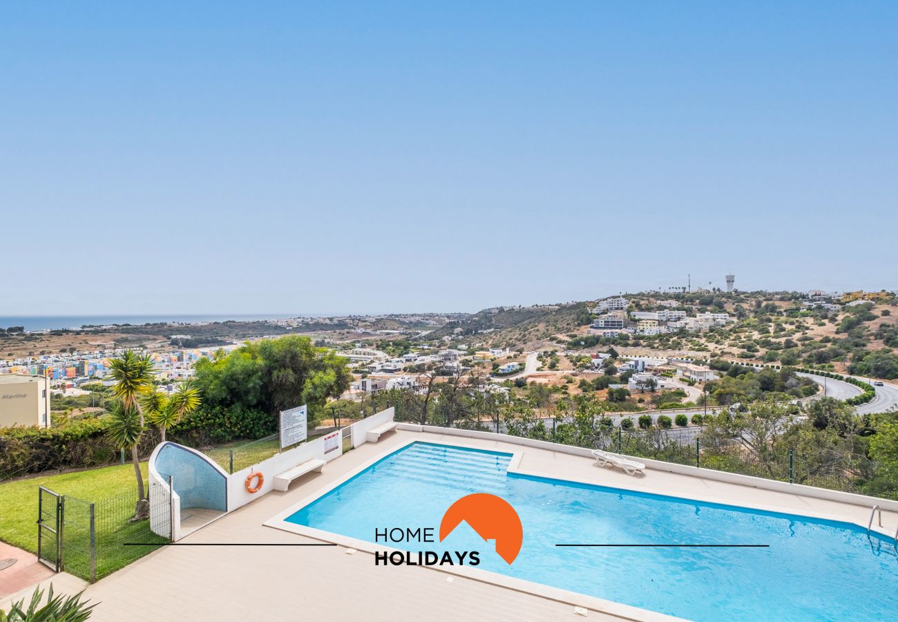 Alojamento com vista mar, e com piscina de grande dimensões. 