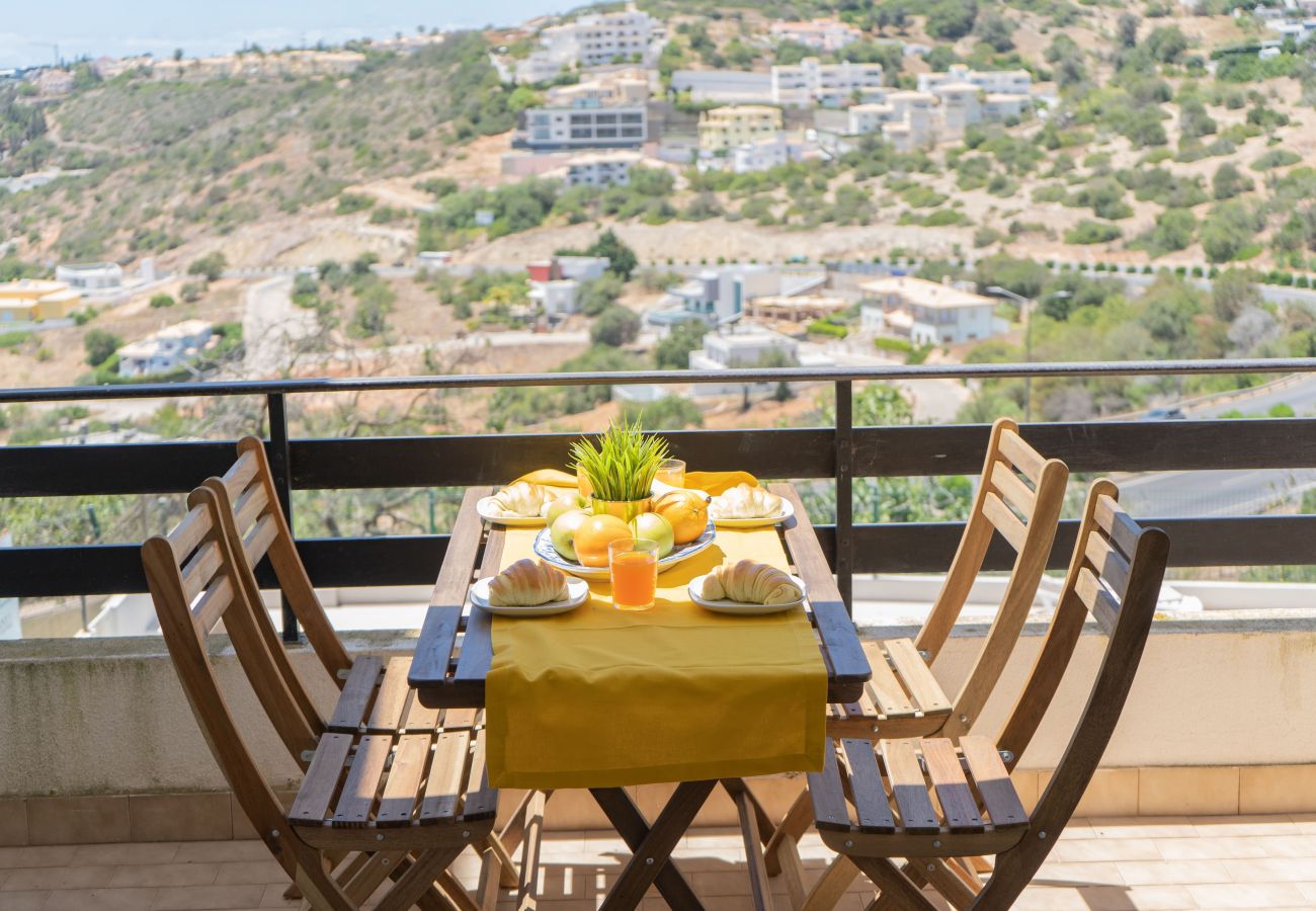 Varanda com vista, mesa para refeições 