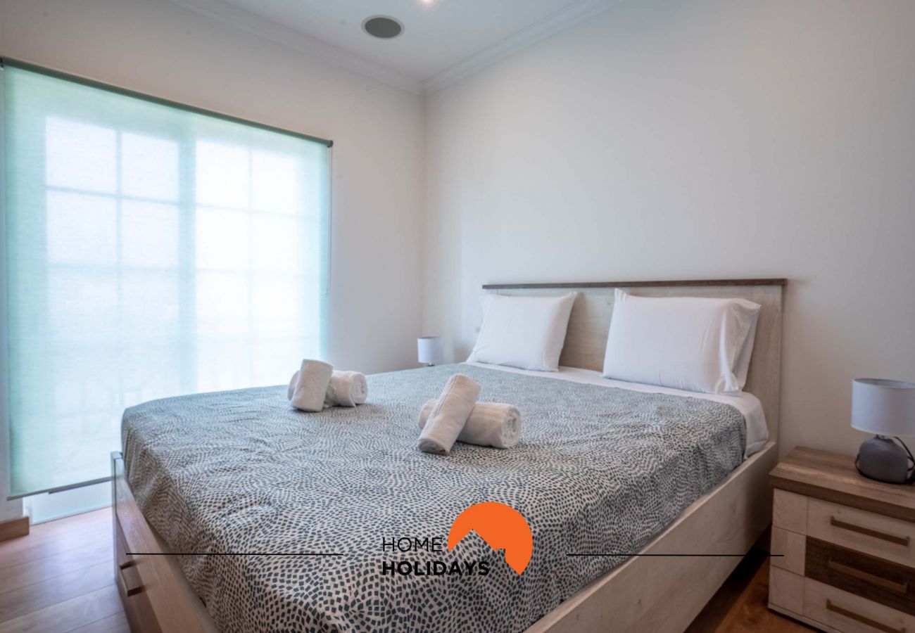 Quarto com cama de casal.  decorado e mobiliado com elegância, repleto de luz natural.