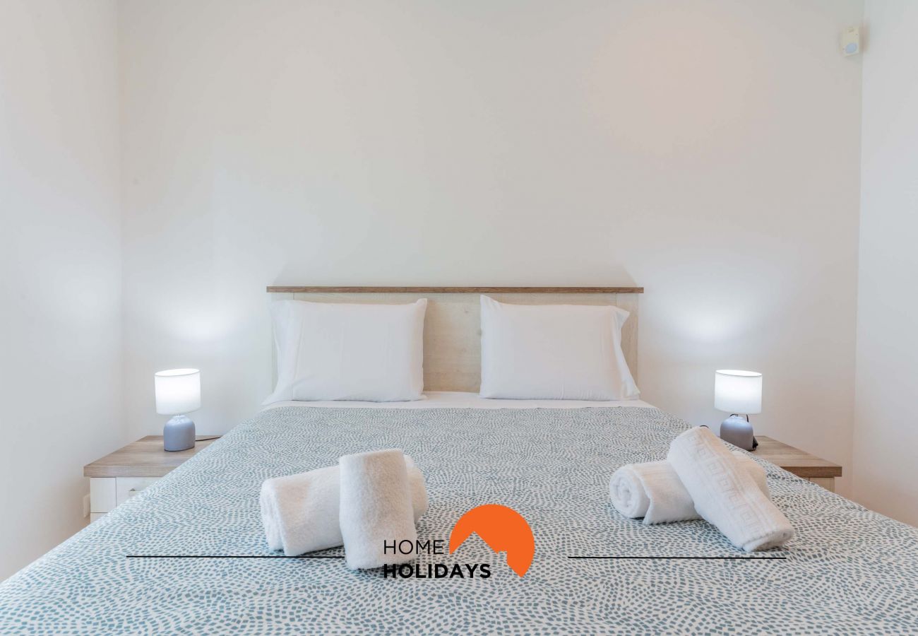 Quarto com cama de casal.  decorado e mobiliado com elegância, repleto de luz natural.