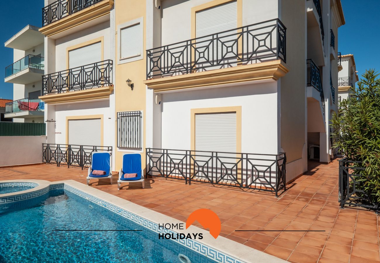Condomínio com piscina compartilhada