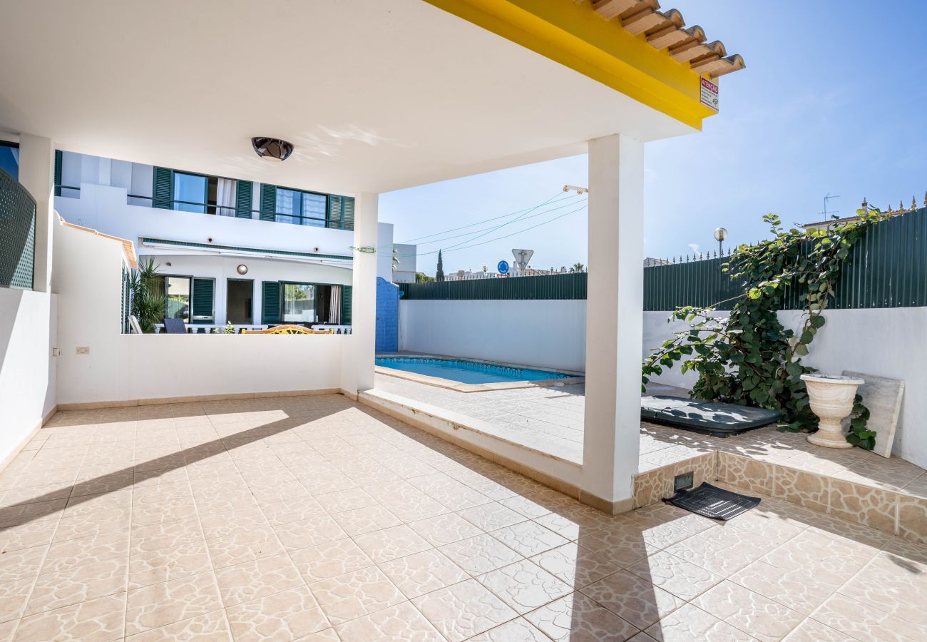 Casa geminada em Albufeira - #039 Family Home w/ Private Pool & AC