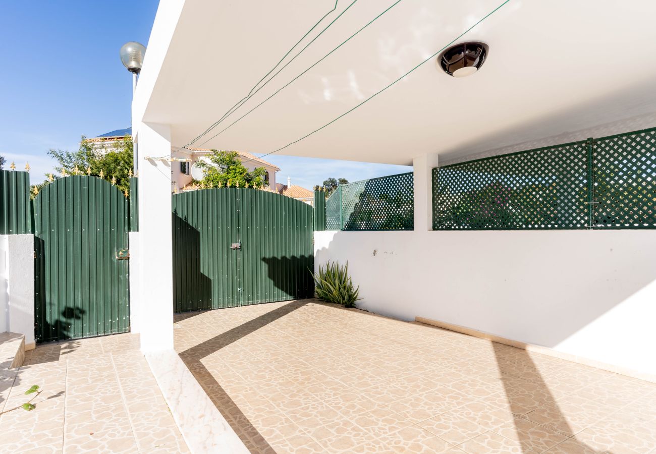 Casa geminada em Albufeira - #039 Family Home w/ Private Pool & AC