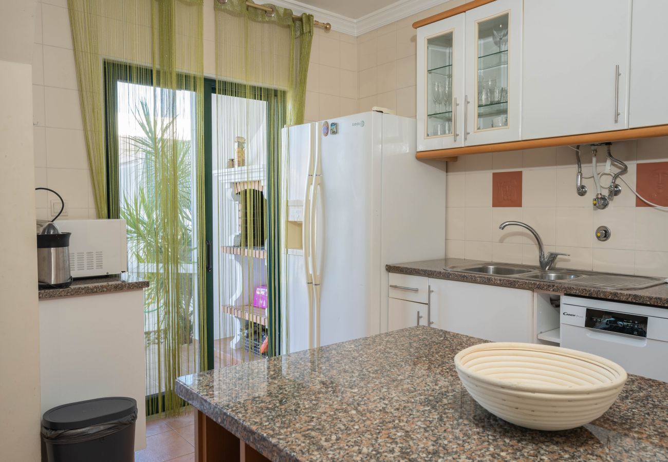 Casa geminada em Albufeira - #039 Family Home w/ Private Pool & AC