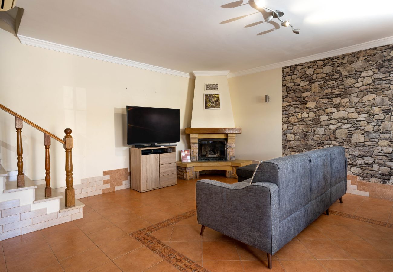 Casa geminada em Albufeira - #039 Family Home w/ Private Pool & AC