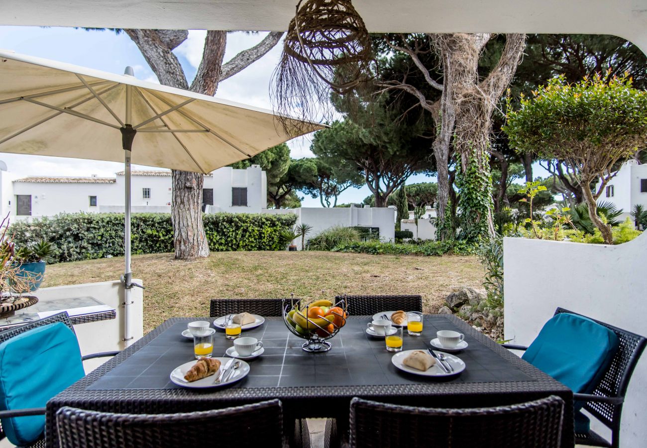 Terraço com mesa de refeições exterior e acesso ao jardim
