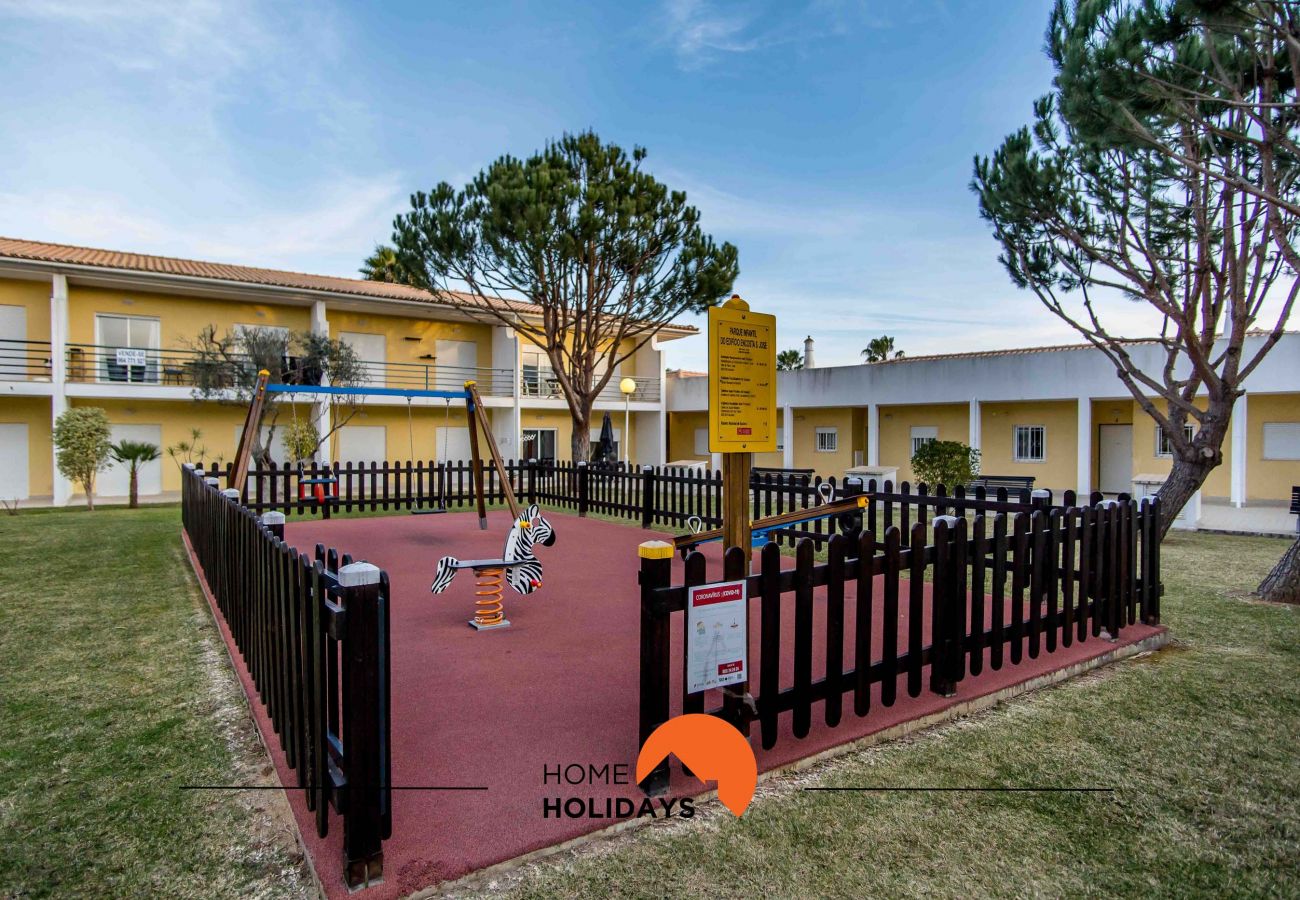Parque infantil em espaço verde