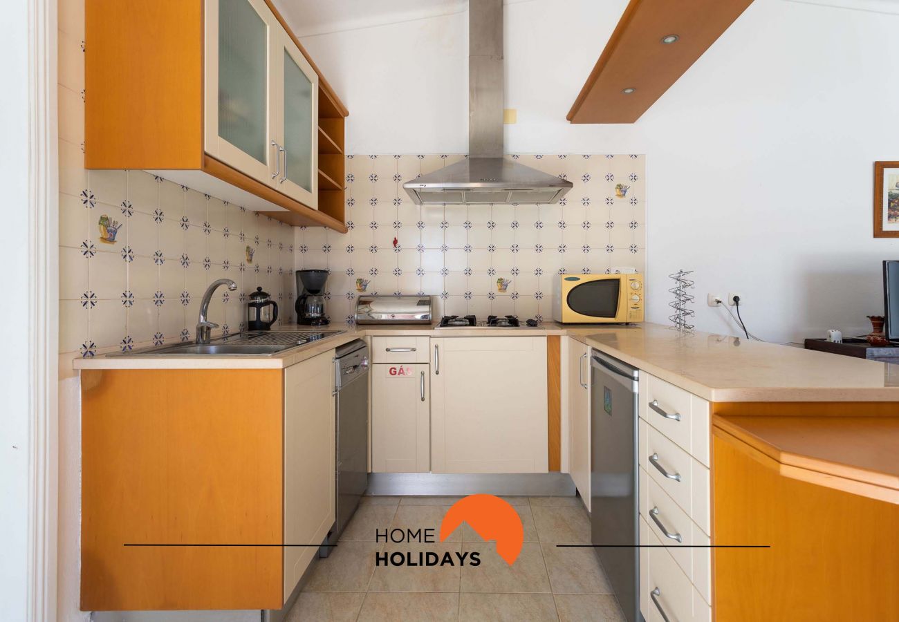 Kitchenete com balcão, microondas, máquina de roupa