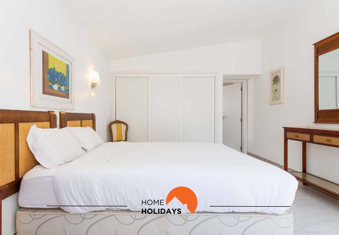 Quarto com cama de casal, roupeiro embutido