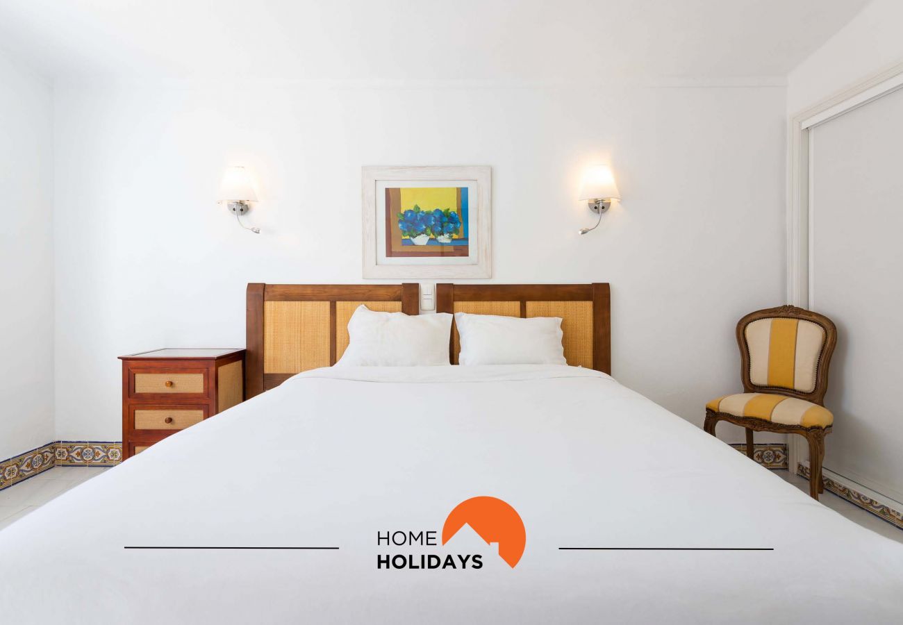 Quarto com cama de casal, roupeiro embutido 