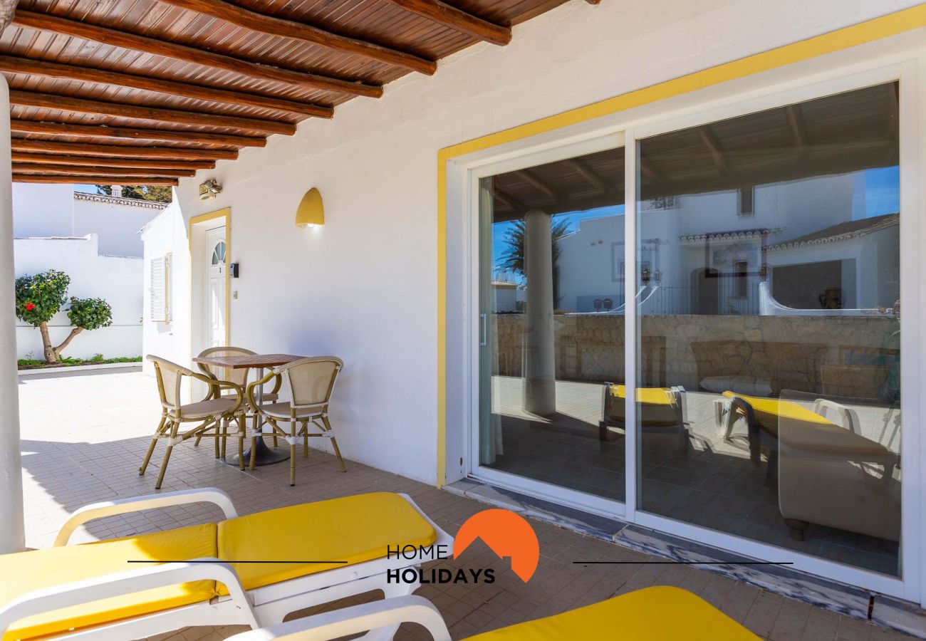 Terraço com esplanada e espreguiçadeiras