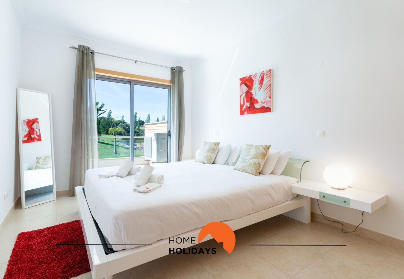 Quarto cama de casal decoração moderna e cuidadosa