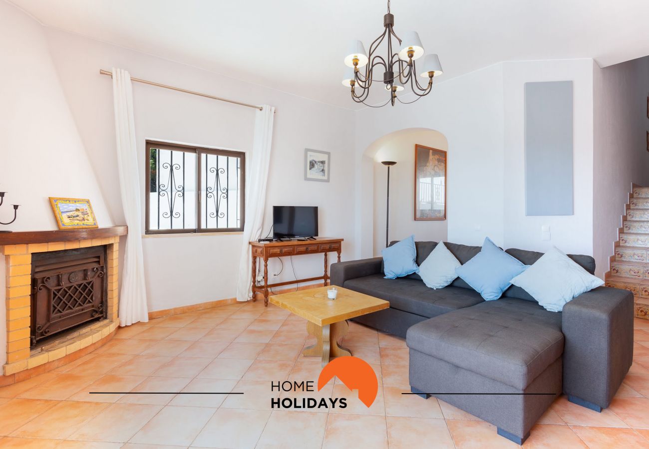 Sala de estar com chaise long e ecrã plano