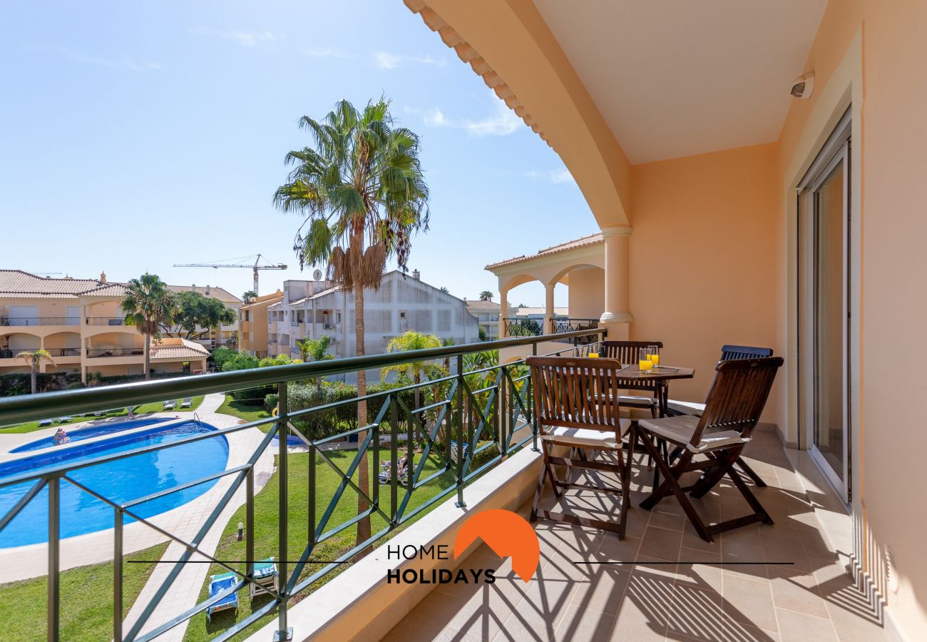 Varanda com vista piscina e jardim