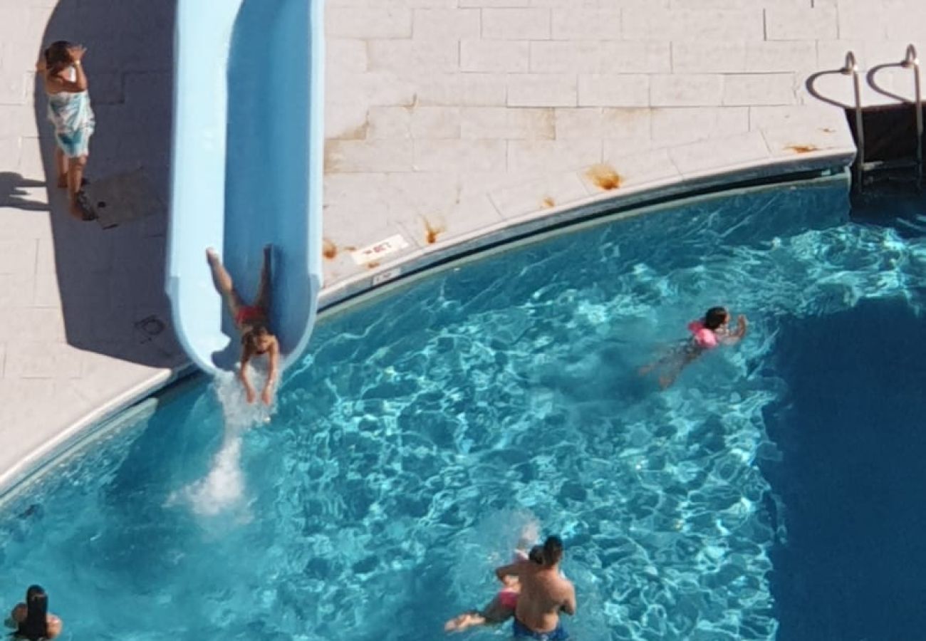 Piscina com escorrega aquático