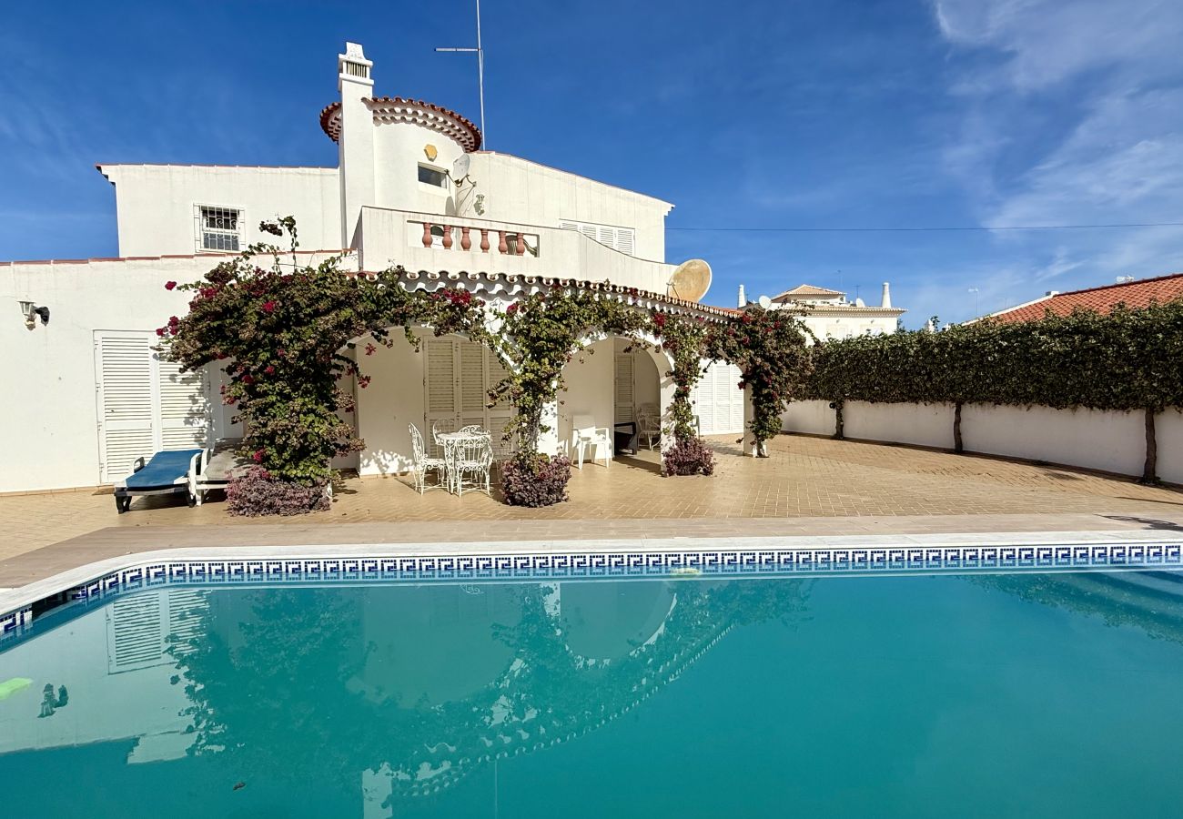 Villa em Albufeira - #278 Central 5-Bedroom Villa | Local Experience
