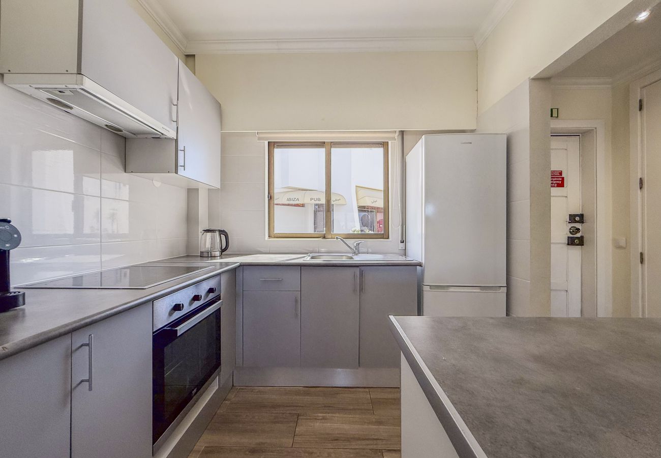 Apartamento em Albufeira - #406 Modern 1BR with Pool | Near Oura Strip