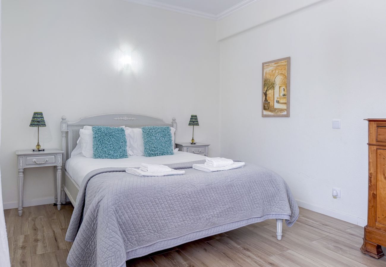 Apartamento em Albufeira - #406 Modern 1BR with Pool | Near Oura Strip
